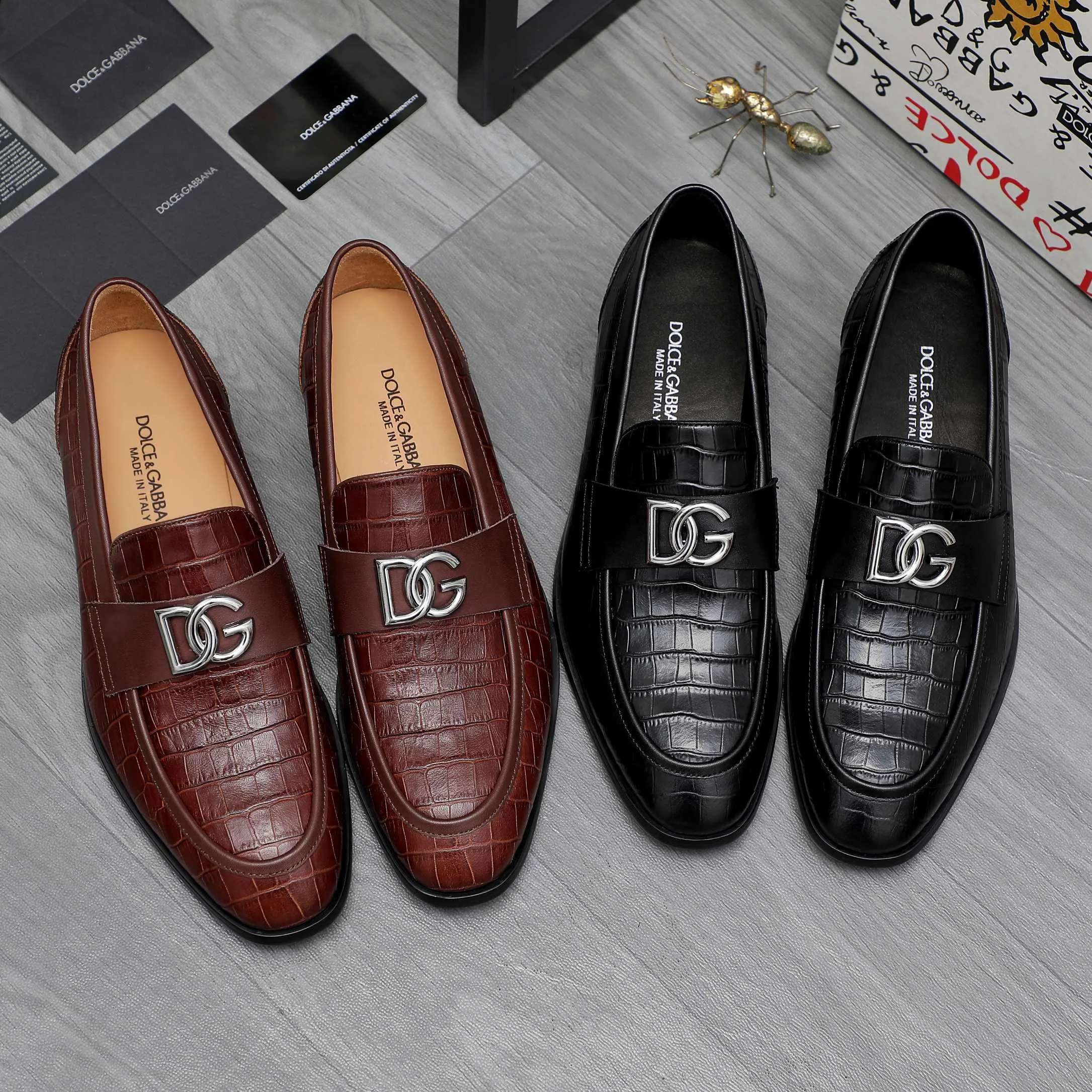 Men's shoes 💰500 Product trademark: DG (Dolce & Gabbana) business casual leather shoes Regular size: 38-45 (45 is custom-made and non-returnable) Product materials: Selected high-quality stone grain cowhide upper, cowhide lining, original outsole